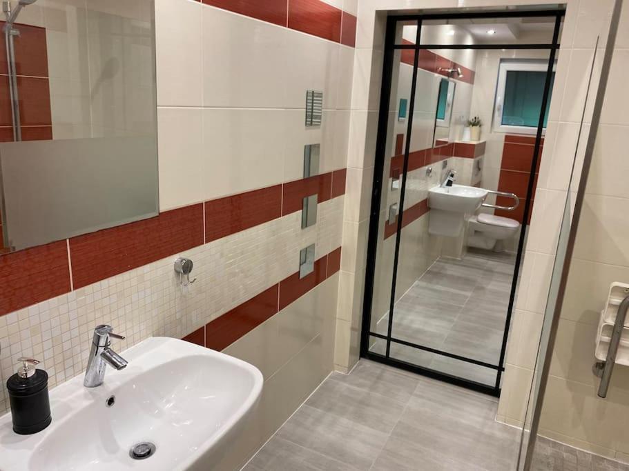 Appartamento 4 Bedroom Family House With Access To A Hot Tub
