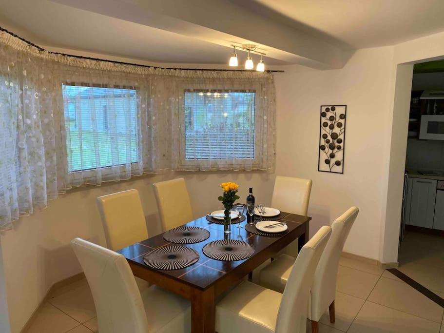 4 Bedroom Family House With Access To A Hot Tub *